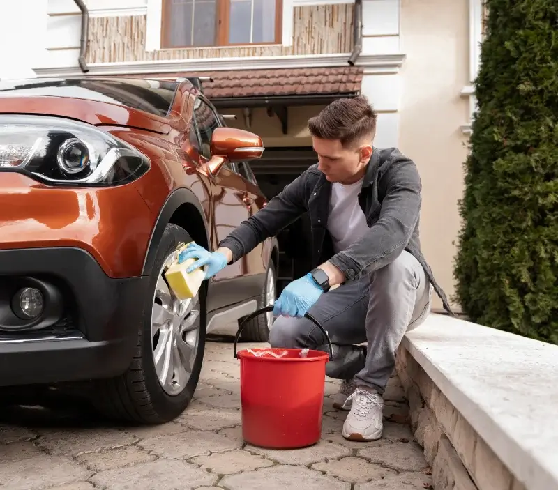 Lavage auto à domicile Clastres : professionnel intervenant sur un véhicule